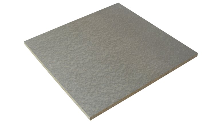 Zementgebundene Spanplatte Cetris, eine graue Platte liegend, schräge Draufsicht